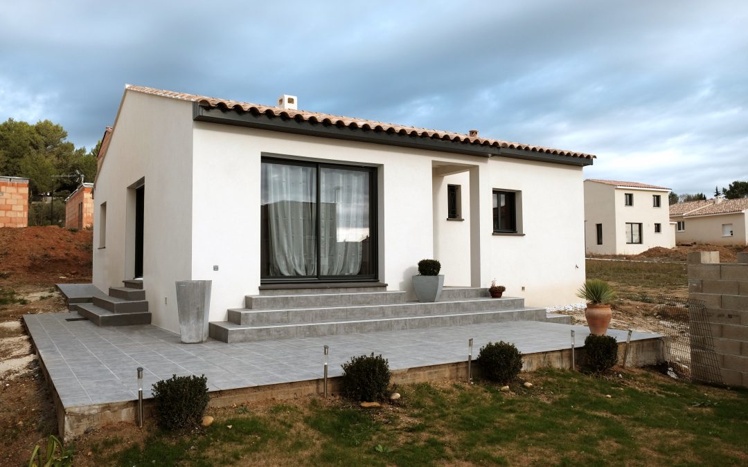 Villa terrasse avec grandes marches