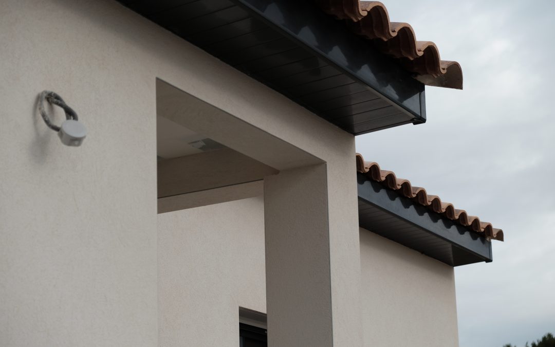 Debords de toit gris