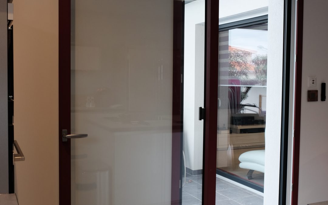 Menuiserie rouge à galandage