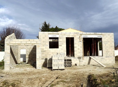 Batiloir - Élévation d'une maison en brique avec linteau